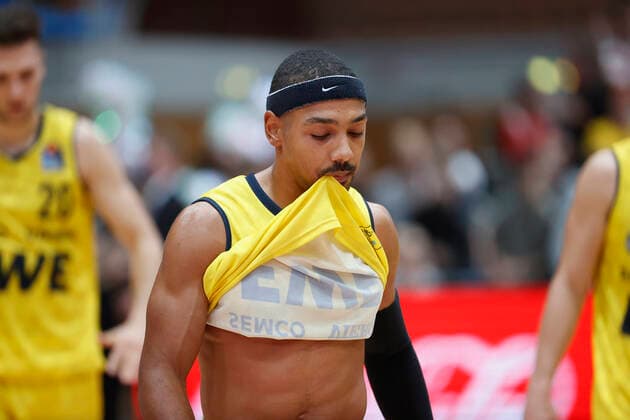 08.10.2021, Basketball, BBL Hauptrunde 2021 - 2022, 3. Spieltag, s.Oliver Wuerzburg - EWE Baskets Oldenburg, GER, Wuerzburg, s.Oliver Arena Bild: v. li. Enttaeuschung bei Phil Pressey (EWE Baskets Oldenburg) Copyright: HMBxMedia xHeikoxBecker