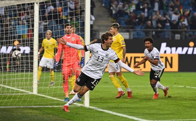 Sport Bilder des Tages Fussball, Herren, Saison 2021 22, WM-Qualifikation (Gruppe J, 7. Spieltag) in Hamburg, Deutschland - Rumänien, Thomas Müller (Deutschland), Jubel nach Tor zum 2:1, 08.10. 2021, Copyright: xMatthiasxKochx