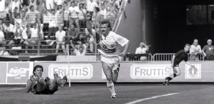 22.08.92 VfB Stuttgart - 1. FC Nürnberg Deutschland, Stuttgart, 22.08.1992, Fussball, Bundesliga, Saison 1992 1993, VfB Stuttgart - 1. FC Nürnberg (3:0): Fritz Walter (VfB Stuttgart). *** 22 08 92 VfB Stuttgart 1 FC Nürnberg Germany, Stuttgart, 22 08 1992, Football, Bundesliga, Season 1992 1993, VfB Stuttgart 1 FC Nürnberg 3 0 Fritz Walter VfB Stuttgart