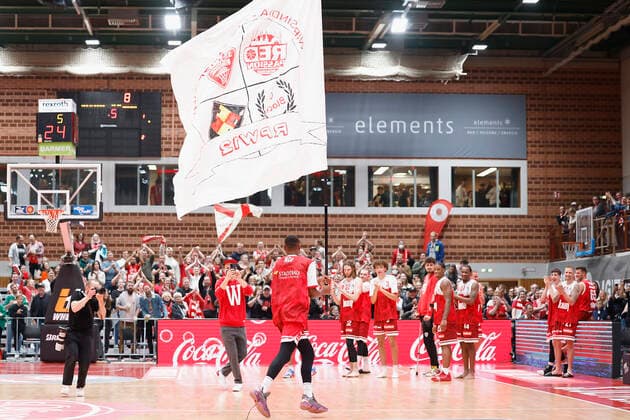 08.10.2021, Basketball, BBL Hauptrunde 2021 - 2022, 3. Spieltag, s.Oliver Wuerzburg - EWE Baskets Oldenburg, GER, Wuerzburg, s.Oliver Arena Bild: v. li. Die Mannschaft feiert mit den Fans Copyright: HMBxMedia xHeikoxBecker