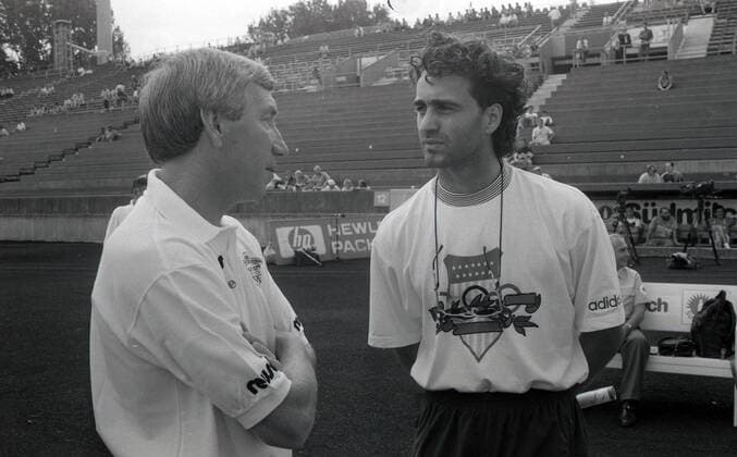 22.08.92 VfB Stuttgart - 1. FC Nürnberg Deutschland, Stuttgart, 22.08.1992, Fussball, Bundesliga, Saison 1992 1993, VfB Stuttgart - 1. FC Nürnberg (3:0): v.l. Willi Entenmann (Trainer 1. FC Nürnberg), Maurizio Gaudino (VfB Stuttgart). *** 22 08 92 VfB Stuttgart 1 FC Nürnberg Germany, Stuttgart, 22 08 1992, Football, Bundesliga, Season 1992 1993, VfB Stuttgart 1 FC Nürnberg 3 0 v l Willi Entenmann Coach 1 FC Nürnberg , Maurizio Gaudino VfB Stuttgart