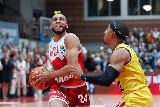 08.10.2021, Basketball, BBL Hauptrunde 2021 - 2022, 3. Spieltag, s.Oliver Wuerzburg - EWE Baskets Oldenburg, GER, Wuerzburg, s.Oliver Arena Bild: v. li. Cameron Hunt (s.Oliver Wuerzburg) mit dem entscheidenden Korb, 1,4 sec vor dem Ende, Phil Pressey (EWE Baskets Oldenburg) Copyright: HMBxMedia xHeikoxBecker