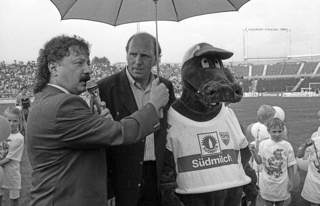 22.08.92 VfB Stuttgart - 1. FC Nürnberg Deutschland, Stuttgart, 22.08.1992, Fussball, Bundesliga, Saison 1992 1993, VfB Stuttgart - 1. FC Nürnberg (3:0): v.l. Werner Sloggi Find (Stadionsprecher VfB Stuttgart), Dieter Hoeneß (Manager VfB Stuttgart), Fritzle (Maskottchen VfB Stuttgart). *** 22 08 92 VfB Stuttgart 1 FC Nürnberg Germany, Stuttgart, 22 08 1992, Football, Bundesliga, Season 1992 1993, VfB Stuttgart 1 FC Nürnberg 3 0 v l Werner Sloggi Find Stadionsprecher VfB Stuttgart , Dieter Hoeneß Manager VfB Stuttgart , Fritzle Mascot VfB Stuttgart