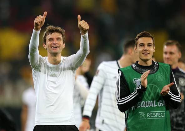 Sport Themen der Woche KW40 Sport Bilder des Tages Hamburg , Fußball WM Qualifikation , Deutschland vs. Rumänien , Schlussjubel (L-R) Thomas Müller (Deutschland) und Florian Neuhaus (Deutschland)