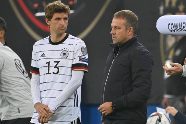 Bundestrainer Hans Dieter Hansi FLICK (GER) mit Thomas MUELLER (GER) vor Einwechslung. Fussball Laenderspiel, WM Qualifikation Gruppe J Spieltag 7, Deutschland (GER) - Rumaenien (ROM) 2-1, am 08.10.2021 in Hamburg,Volksparkstadion.