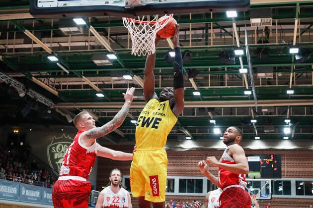 08.10.2021, Basketball, BBL Hauptrunde 2021 - 2022, 3. Spieltag, s.Oliver Wuerzburg - EWE Baskets Oldenburg, GER, Wuerzburg, s.Oliver Arena Bild: v. li. Copyright: HMBxMedia xHeikoxBecker