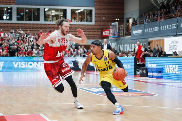 08.10.2021, Basketball, BBL Hauptrunde 2021 - 2022, 3. Spieltag, s.Oliver Wuerzburg - EWE Baskets Oldenburg, GER, Wuerzburg, s.Oliver Arena Bild: v. li. Craig Moller (s.Oliver Wuerzburg) gegen Phil Pressey (EWE Baskets Oldenburg) Copyright: HMBxMedia xHeikoxBecker