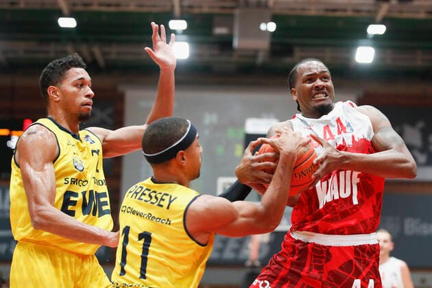 08.10.2021, Basketball, BBL Hauptrunde 2021 - 2022, 3. Spieltag, s.Oliver Wuerzburg - EWE Baskets Oldenburg, GER, Wuerzburg, s.Oliver Arena Bild: v. li. TJ Holyfield (EWE Baskets Oldenburg, 16), Phil Pressey (EWE Baskets Oldenburg) und William Buford (s.Oliver Wuerzburg) Copyright: HMBxMedia xHeikoxBecker