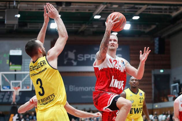 08.10.2021, Basketball, BBL Hauptrunde 2021 - 2022, 3. Spieltag, s.Oliver Wuerzburg - EWE Baskets Oldenburg, GER, Wuerzburg, s.Oliver Arena Bild: v. li. Max Heidegger (EWE Baskets Oldenburg) und Aigars Skele (s.Oliver Wuerzburg) Copyright: HMBxMedia xHeikoxBecker
