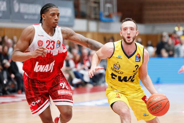 08.10.2021, Basketball, BBL Hauptrunde 2021 - 2022, 3. Spieltag, s.Oliver Wuerzburg - EWE Baskets Oldenburg, GER, Wuerzburg, s.Oliver Arena Bild: v. li. Desi Rodriguez (s.Oliver Wuerzburg) gegen Max Heidegger (EWE Baskets Oldenburg) Copyright: HMBxMedia xHeikoxBecker