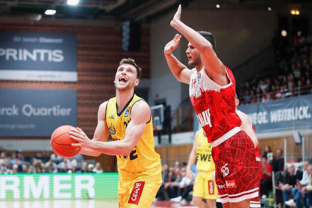 08.10.2021, Basketball, BBL Hauptrunde 2021 - 2022, 3. Spieltag, s.Oliver Wuerzburg - EWE Baskets Oldenburg, GER, Wuerzburg, s.Oliver Arena Bild: v. li. Michal Michalak (EWE Baskets Oldenburg) gegen Filip Stanic (s.Oliver Wuerzburg) Copyright: HMBxMedia xHeikoxBecker