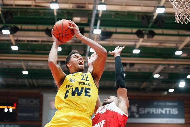 08.10.2021, Basketball, BBL Hauptrunde 2021 - 2022, 3. Spieltag, s.Oliver Wuerzburg - EWE Baskets Oldenburg, GER, Wuerzburg, s.Oliver Arena Bild: v. li. TJ Holyfield (EWE Baskets Oldenburg, 16) gegen Alex King (s.Oliver Wuerzburg) Copyright: HMBxMedia xHeikoxBecker