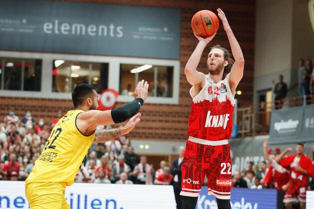 08.10.2021, Basketball, BBL Hauptrunde 2021 - 2022, 3. Spieltag, s.Oliver Wuerzburg - EWE Baskets Oldenburg, GER, Wuerzburg, s.Oliver Arena Bild: v. li. Martin Breuning (EWE Baskets Oldenburg) gegen Craig Moller (s.Oliver Wuerzburg) Copyright: HMBxMedia xHeikoxBecker