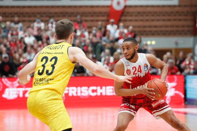 08.10.2021, Basketball, BBL Hauptrunde 2021 - 2022, 3. Spieltag, s.Oliver Wuerzburg - EWE Baskets Oldenburg, GER, Wuerzburg, s.Oliver Arena Bild: v. li. Bennet Hundt (EWE Baskets Oldenburg) gegen Cameron Hunt (s.Oliver Wuerzburg) Copyright: HMBxMedia xHeikoxBecker