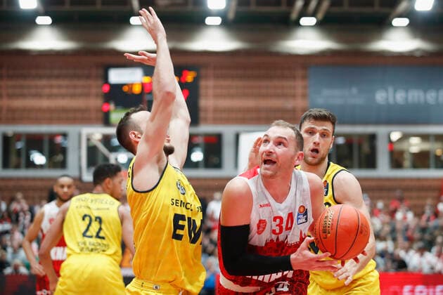 08.10.2021, Basketball, BBL Hauptrunde 2021 - 2022, 3. Spieltag, s.Oliver Wuerzburg - EWE Baskets Oldenburg, GER, Wuerzburg, s.Oliver Arena Bild: v. li. Max Heidegger (EWE Baskets Oldenburg), Felix Hoffmann (s.Oliver Wuerzburg) und Michal Michalak (EWE Baskets Oldenburg) Copyright: HMBxMedia xHeikoxBecker