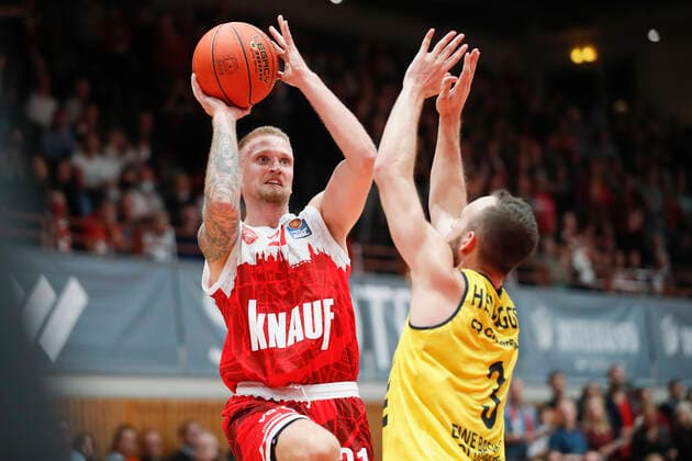 08.10.2021, Basketball, BBL Hauptrunde 2021 - 2022, 3. Spieltag, s.Oliver Wuerzburg - EWE Baskets Oldenburg, GER, Wuerzburg, s.Oliver Arena Bild: v. li. Copyright: HMBxMedia xHeikoxBecker