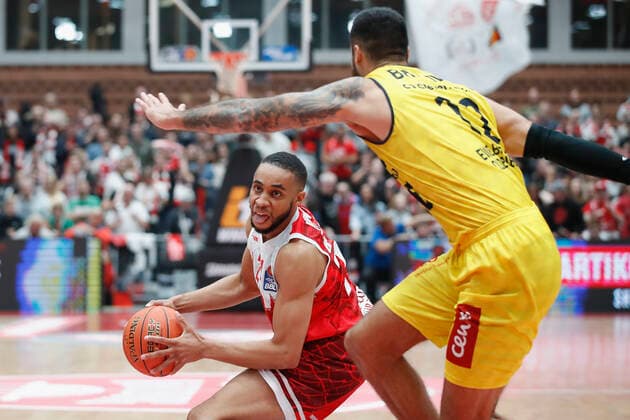 08.10.2021, Basketball, BBL Hauptrunde 2021 - 2022, 3. Spieltag, s.Oliver Wuerzburg - EWE Baskets Oldenburg, GER, Wuerzburg, s.Oliver Arena Bild: v. li. Copyright: HMBxMedia xHeikoxBecker
