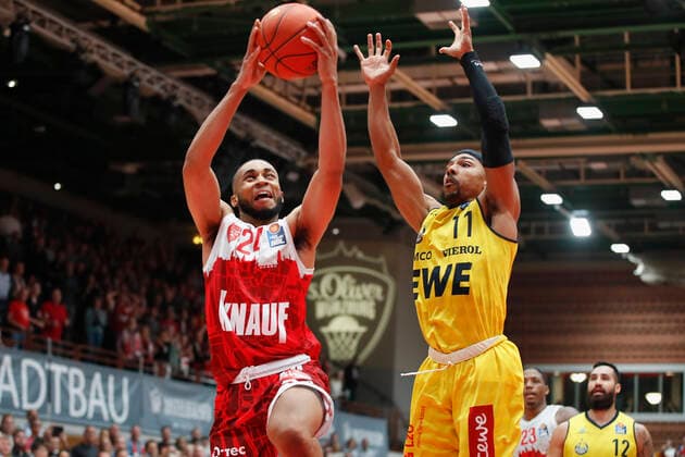 08.10.2021, Basketball, BBL Hauptrunde 2021 - 2022, 3. Spieltag, s.Oliver Wuerzburg - EWE Baskets Oldenburg, GER, Wuerzburg, s.Oliver Arena Bild: v. li. Copyright: HMBxMedia xHeikoxBecker
