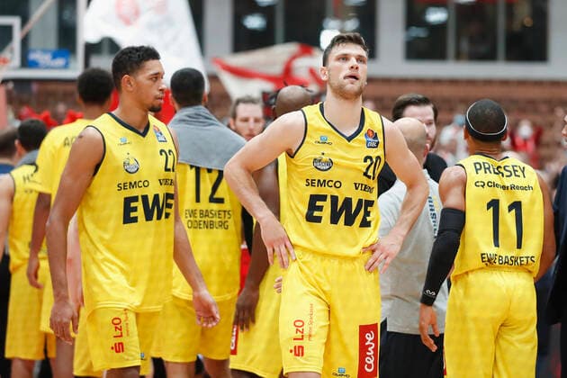 08.10.2021, Basketball, BBL Hauptrunde 2021 - 2022, 3. Spieltag, s.Oliver Wuerzburg - EWE Baskets Oldenburg, GER, Wuerzburg, s.Oliver Arena Bild: v. li. Copyright: HMBxMedia xHeikoxBecker