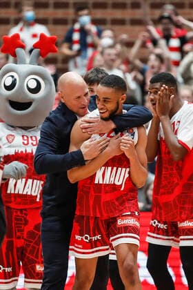 08.10.2021, Basketball, BBL Hauptrunde 2021 - 2022, 3. Spieltag, s.Oliver Wuerzburg - EWE Baskets Oldenburg, GER, Wuerzburg, s.Oliver Arena Bild: v. li. Copyright: HMBxMedia xHeikoxBecker