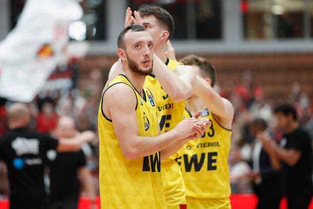 08.10.2021, Basketball, BBL Hauptrunde 2021 - 2022, 3. Spieltag, s.Oliver Wuerzburg - EWE Baskets Oldenburg, GER, Wuerzburg, s.Oliver Arena Bild: v. li. Copyright: HMBxMedia xHeikoxBecker