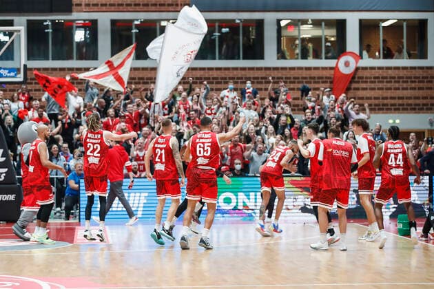 08.10.2021, Basketball, BBL Hauptrunde 2021 - 2022, 3. Spieltag, s.Oliver Wuerzburg - EWE Baskets Oldenburg, GER, Wuerzburg, s.Oliver Arena Bild: v. li. Copyright: HMBxMedia xHeikoxBecker