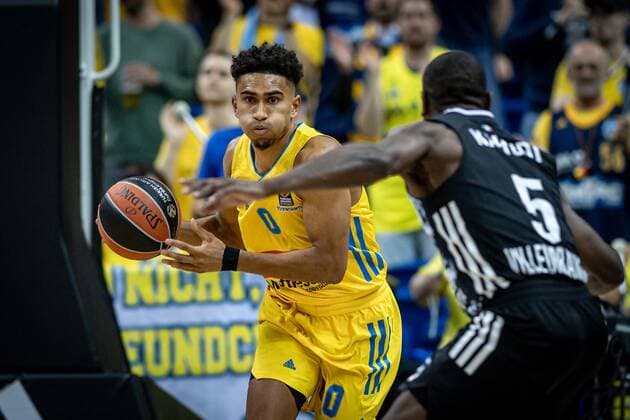 Basketball Berlin 08.10.2021 Saison 2021 2022 EuroLeague Regular Season Alba Berlin - LDLC ASVEL Villeurbanne Maodo Lo (Alba Berlin, No.00) Charles Kahudi (Villeurbanne, No.05)