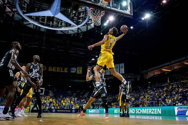 Basketball Berlin 08.10.2021 Saison 2021 2022 EuroLeague Regular Season Alba Berlin - LDLC ASVEL Villeurbanne Oscar Da Silva (Alba Berlin, No.01) Matthew Strazel (Villeurbanne, No.32)