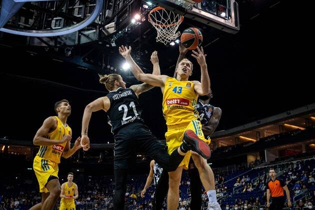 Basketball Berlin 08.10.2021 Saison 2021 2022 EuroLeague Regular Season Alba Berlin - LDLC ASVEL Villeurbanne Luke Sikma (Alba Berlin, No.43) Dylan Osetkowski (Villeurbanne, No.21)