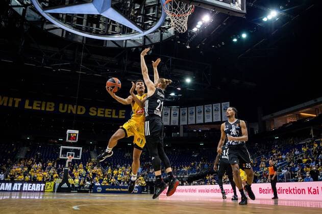 Basketball Berlin 08.10.2021 Saison 2021 2022 EuroLeague Regular Season Alba Berlin - LDLC ASVEL Villeurbanne Oscar Da Silva (Alba Berlin, No.01) Dylan Osetkowski (Villeurbanne, No.21)