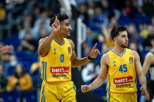 Basketball Berlin 08.10.2021 Saison 2021 2022 EuroLeague Regular Season Alba Berlin - LDLC ASVEL Villeurbanne Maodo Lo (Alba Berlin, No.00) Tamir Blatt (Alba Berlin, No.45)