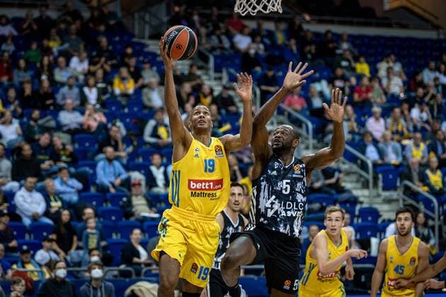Basketball Berlin 08.10.2021 Saison 2021 2022 EuroLeague Regular Season Alba Berlin - LDLC ASVEL Villeurbanne Louis Olinde (Alba Berlin, No.19) Charles Kahudi (Villeurbanne, No.05)