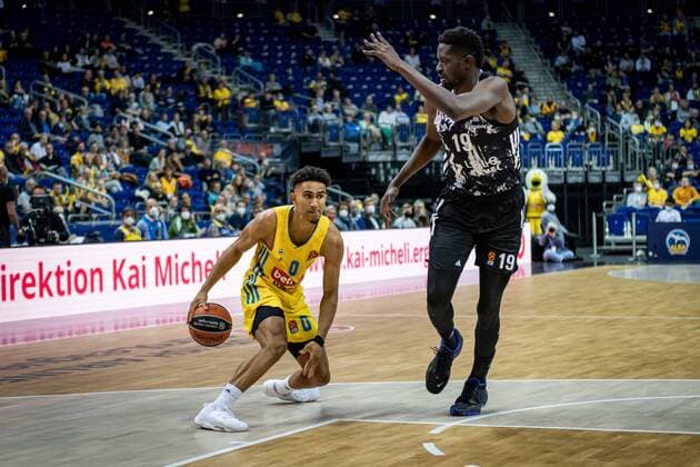 Basketball Berlin 08.10.2021 Saison 2021 2022 EuroLeague Regular Season Alba Berlin - LDLC ASVEL Villeurbanne Maodo Lo (Alba Berlin, No.00) Youssoupha Fall (Villeurbanne, No.19)