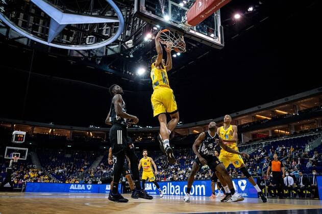 Basketball Berlin 08.10.2021 Saison 2021 2022 EuroLeague Regular Season Alba Berlin - LDLC ASVEL Villeurbanne Oscar Da Silva (Alba Berlin, No.01) Youssoupha Fall (Villeurbanne, No.19) Charles Kahudi (Villeurbanne, No.05)