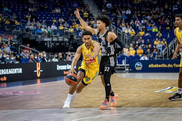 Basketball Berlin 08.10.2021 Saison 2021 2022 EuroLeague Regular Season Alba Berlin - LDLC ASVEL Villeurbanne Maodo Lo (Alba Berlin, No.00) Matthew Strazel (Villeurbanne, No.32)