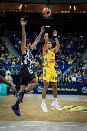 Basketball Berlin 08.10.2021 Saison 2021 2022 EuroLeague Regular Season Alba Berlin - LDLC ASVEL Villeurbanne Maodo Lo (Alba Berlin, No.00) Chris Jones (Villeurbanne, No.03)