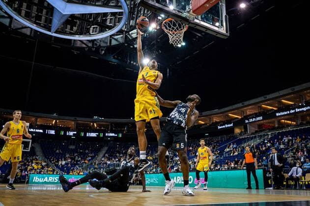 Basketball Berlin 08.10.2021 Saison 2021 2022 EuroLeague Regular Season Alba Berlin - LDLC ASVEL Villeurbanne Oscar Da Silva (Alba Berlin, No.01) Charles Kahudi (Villeurbanne, No.05) Youssoupha Fall (Villeurbanne, No.19) am Boden