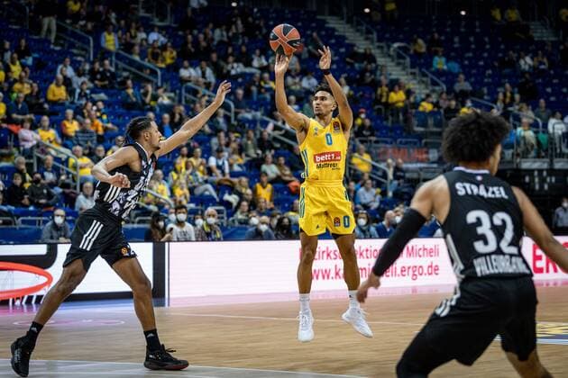 Basketball Berlin 08.10.2021 Saison 2021 2022 EuroLeague Regular Season Alba Berlin - LDLC ASVEL Villeurbanne Maodo Lo (Alba Berlin, No.00) William Howard (Villeurbanne, No.25)