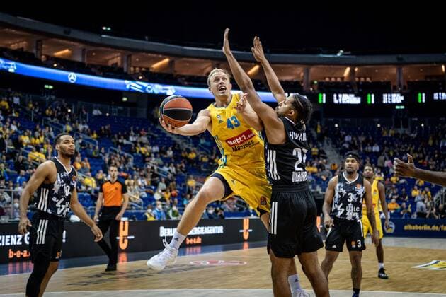 Basketball Berlin 08.10.2021 Saison 2021 2022 EuroLeague Regular Season Alba Berlin - LDLC ASVEL Villeurbanne Luke Sikma (Alba Berlin, No.43) William Howard (Villeurbanne, No.25)