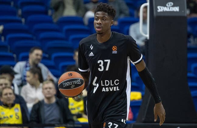 Basketball: EuroLeague, ALBA Berlin - ASVEL Lyon-Villeurbanne, 2. Spieltag, Mercedes-Benz Arena. Kostas Antetokounmpo von ASVEL Villeurbanne laeuft mit dem Ball ueber den Court. ALBA Berlin - ASVEL Villeurbanne