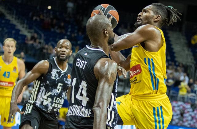 Basketball: EuroLeague, ALBA Berlin - ASVEL Lyon-Villeurbanne, 2. Spieltag, Mercedes-Benz Arena. ALBAs Jaleen Smith (r) kaempft gegen James Gist von ASVEL Villeurbanne um den Ball. ALBA Berlin - ASVEL Villeurbanne