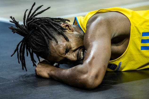 Basketball: EuroLeague, ALBA Berlin - ASVEL Lyon-Villeurbanne, 2. Spieltag, Mercedes-Benz Arena. ALBAs Jaleen Smith liegt schmerzverzerrt am Boden nach Zusammenprall mit ASVELs Gist. ALBA Berlin - ASVEL Villeurbanne