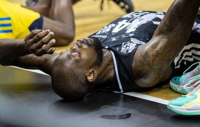 Basketball: EuroLeague, ALBA Berlin - ASVEL Lyon-Villeurbanne, 2. Spieltag, Mercedes-Benz Arena. James Gist von ASVEL Villeurbanne liegt schmerzverzerrt am Boden nach Zusammenprall mit ALBAs Smith. ALBA Berlin - ASVEL Villeurbanne
