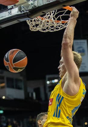 Basketball: EuroLeague, ALBA Berlin - ASVEL Lyon-Villeurbanne, 2. Spieltag, Mercedes-Benz Arena. ALBAs Luke Sikma legt den Ball in den Korb und haengt daran. ALBA Berlin - ASVEL Villeurbanne