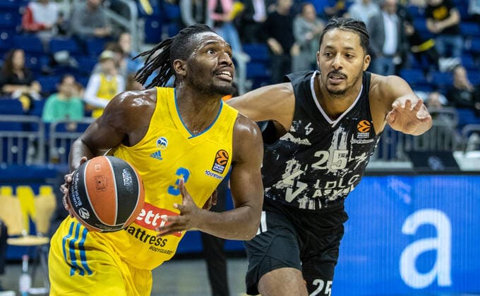 Basketball: EuroLeague, ALBA Berlin - ASVEL Lyon-Villeurbanne, 2. Spieltag, Mercedes-Benz Arena. ALBAs Jaleen Smith (l) kaempft gegen William Howard von ASVEL Villeurbanne um den Ball. ALBA Berlin - ASVEL Villeurbanne