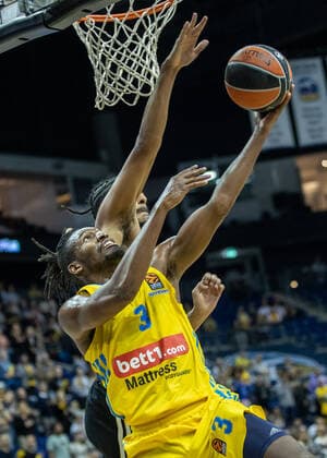 Basketball: EuroLeague, ALBA Berlin - ASVEL Lyon-Villeurbanne, 2. Spieltag, Mercedes-Benz Arena. ALBAs Jaleen Smith (l) kaempft gegen William Howard von ASVEL Villeurbanne um den Ball. ALBA Berlin - ASVEL Villeurbanne