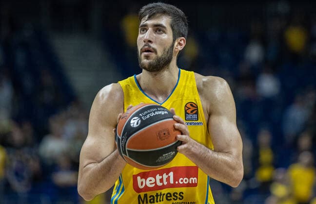 Basketball: EuroLeague, ALBA Berlin - ASVEL Lyon-Villeurbanne, 2. Spieltag, Mercedes-Benz Arena. ALBAs Yovel Zoosman haelt den Ball bereit zum Freiwurf. ALBA Berlin - ASVEL Villeurbanne