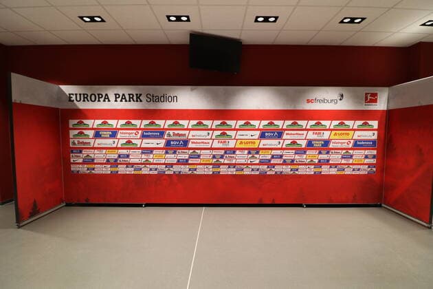 Im neuen Europa Park Stadion gibt es verschiedene Mixed-Zonen - dort begegnen sich Spieler, Trainer und Offizielle zum Austausch mit den Medienvertretern von Presse, Funk und Fernsehen Pressebegehung Europa-Park Stadion Freiburg Freiburg Copyright: xHahnex Eibner-Pressefotox EP_joha