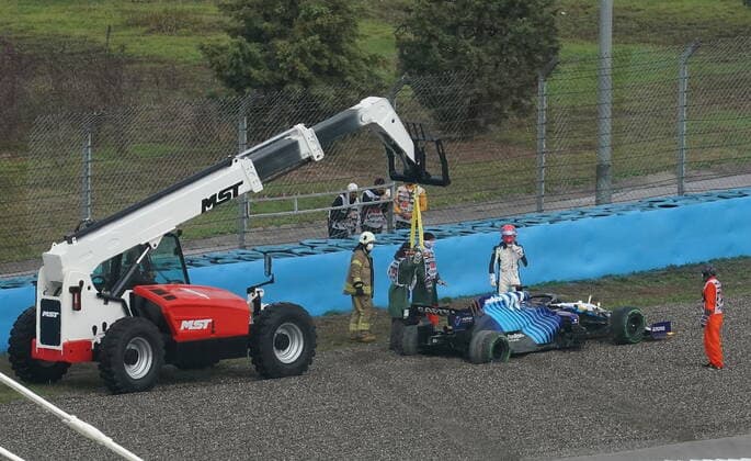 Formula 1 Turkish Grand Prix 2021 09.10.2021, Istanbul Park Circuit, Istanbul, Formula 1 Turkish Grand Prix 2021 ,im Bild Ausritt von George Russel (GBR 63), Williams Racing ins Kiesbett, das Fahrzeug muss abgeschleppt werden.