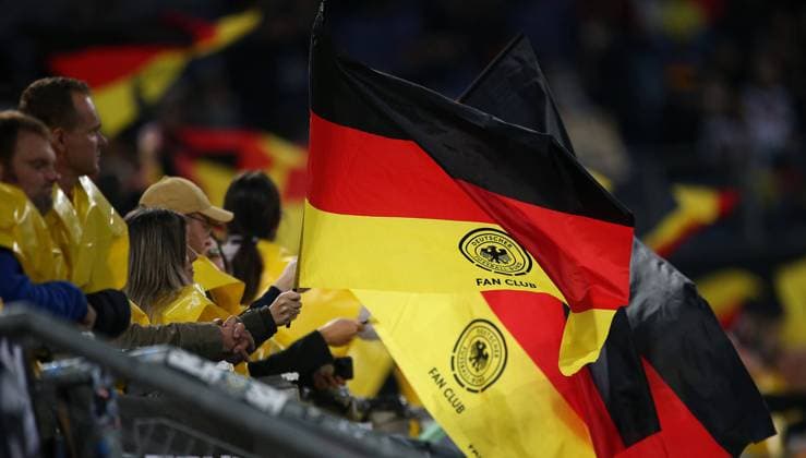 Hamburg , Fußball WM Qualifikation , Deutschland vs. Rumänien , Fans mit Deutschland Fahnen